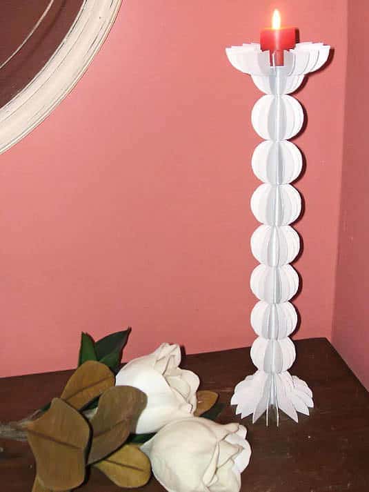 Un candelabro hecho con el cartón de los bricks