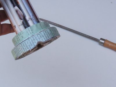 Como hacer un pié de lámpara con una revista