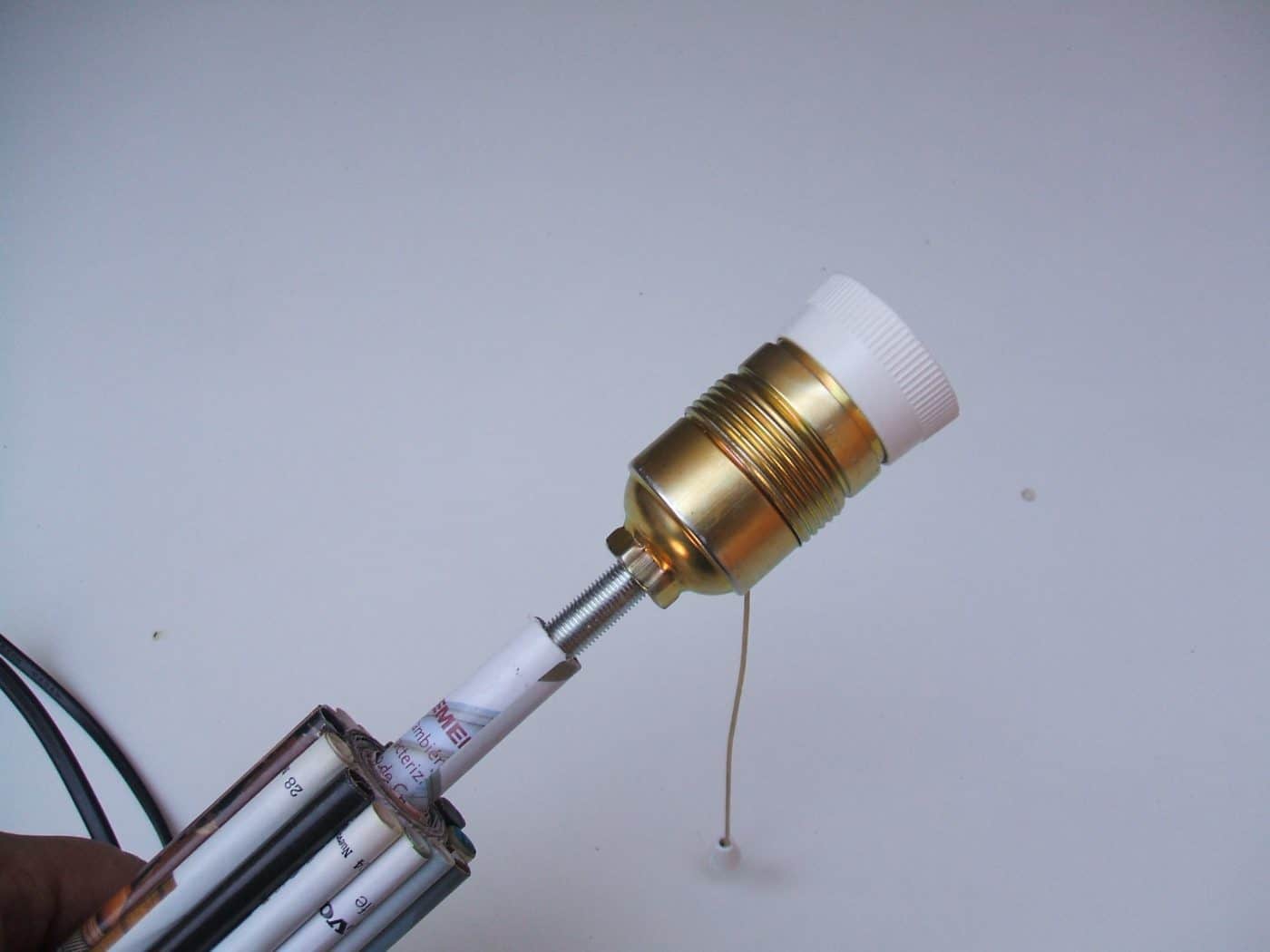 Como hacer un pié de lámpara con una revista