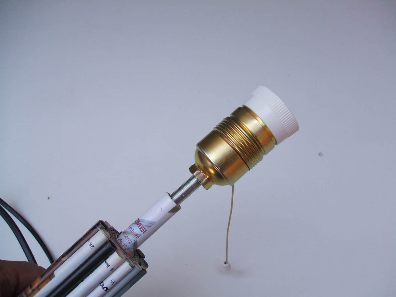 Como hacer un pié de lámpara con una revista