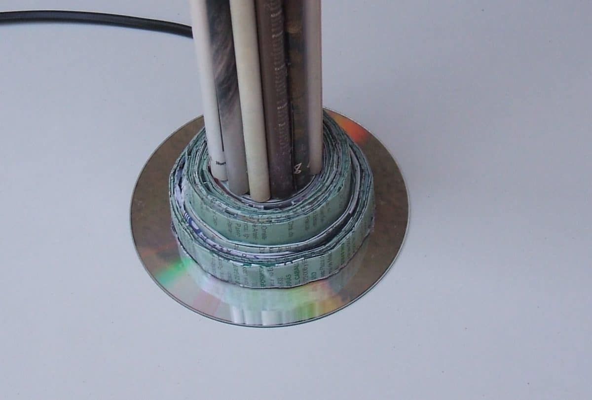 Como hacer un pié de lámpara con una revista