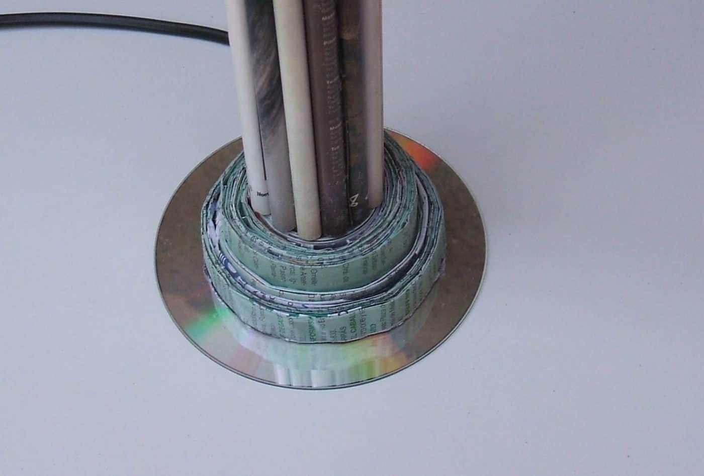 Como hacer un pié de lámpara con una revista