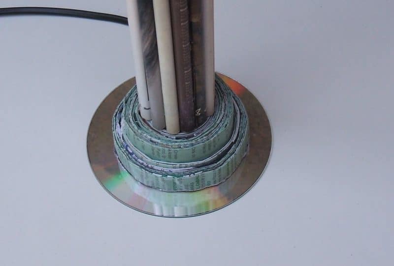 Como hacer un pié de lámpara con una revista