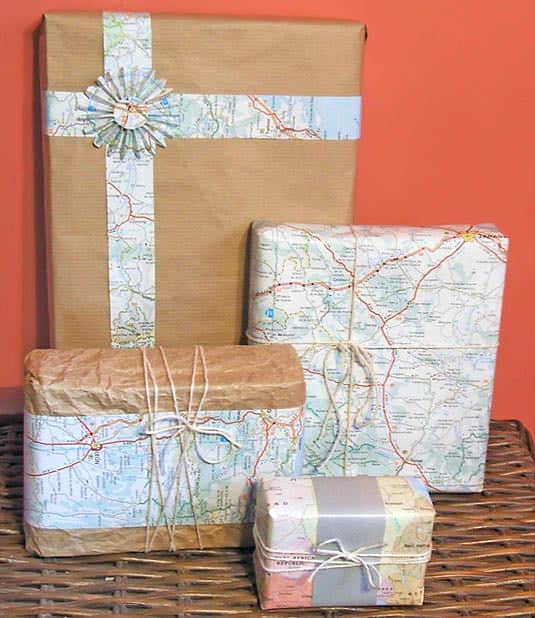 Regalos envueltos con papel kraft y mapas