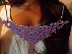 collar morado