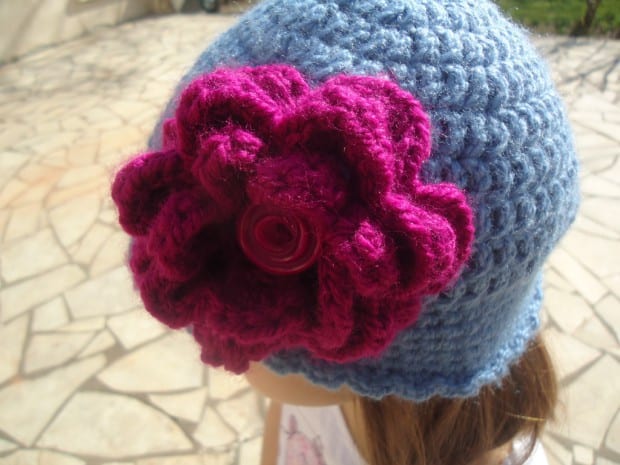 Gorro de lana de ganchillo adornado con una flor