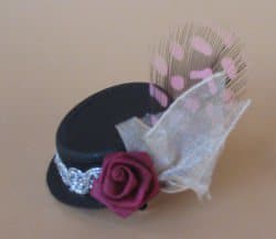 Broche hecho con tapones de plástico