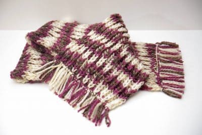Bufanda tejida con lana y rematada con flecos