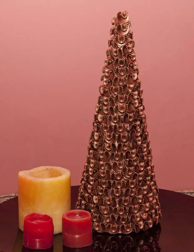 Pequeño árbol de navidad hecho con pasta 