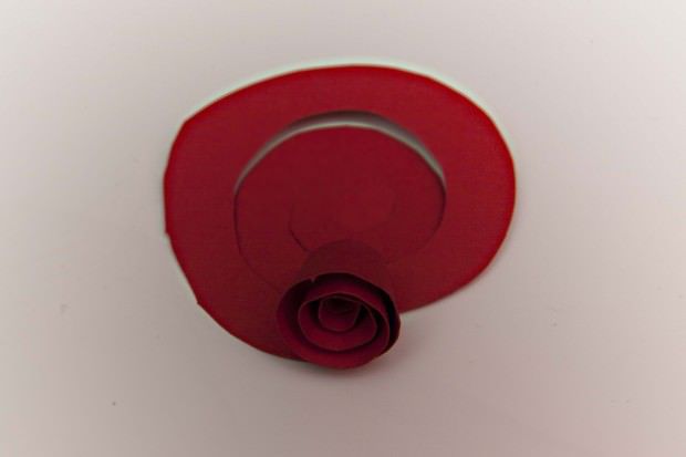 Cómo hacer flores con papel o cartulina