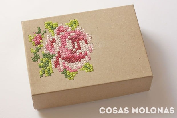 Caja decorada con una rosa  bordada a punto de cruz