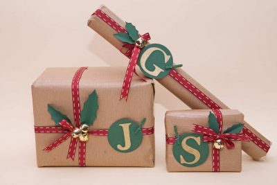 Regalos de navidad envueltos con papel craft