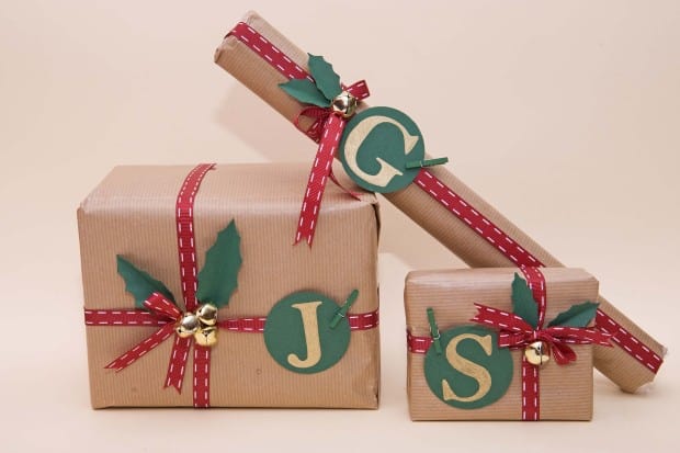 Envolver regalos de navidad con papel craft