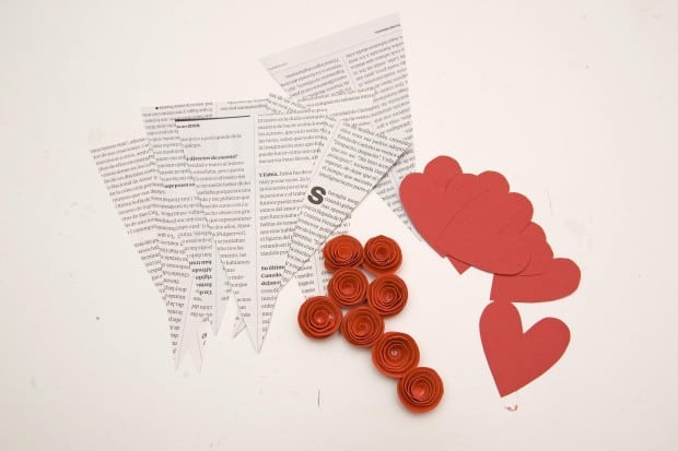 Banderines de papel de periódico, rosas y corazones de cartulina para hacer una guirnalda para San Valentín