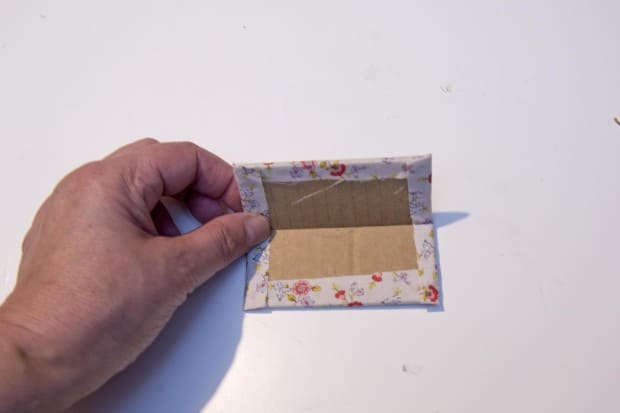 Cartón forrado con tela para hacer un costurero