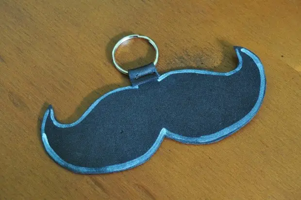 Llavero con forma de bigote para el día del padre