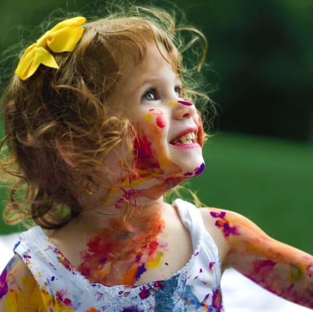 Una niña pequeña ha utilizado las pinturas para pintarse la cara y el cuerpo